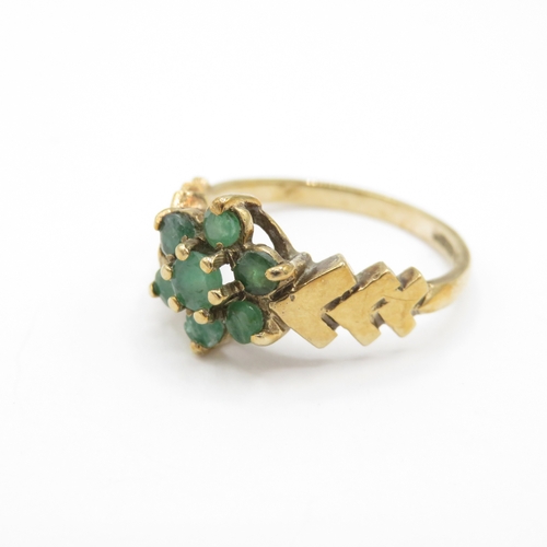 28 - 9ct Gold Emerald Floral Cluster Ring (2.6g) Size M
