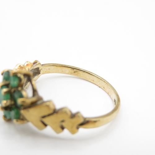 28 - 9ct Gold Emerald Floral Cluster Ring (2.6g) Size M