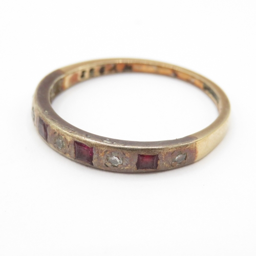 34 - 9ct Gold Ruby and Moissanite Band Ring (1.7g) Size O