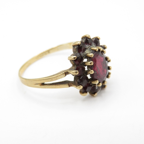 40 - 9ct Gold Garnet Cluster Ring (2.6g) Size R 1/2