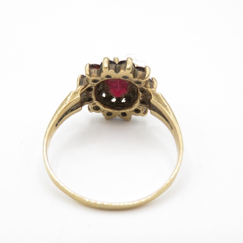 40 - 9ct Gold Garnet Cluster Ring (2.6g) Size R 1/2