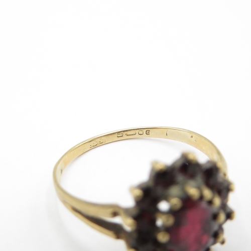 40 - 9ct Gold Garnet Cluster Ring (2.6g) Size R 1/2