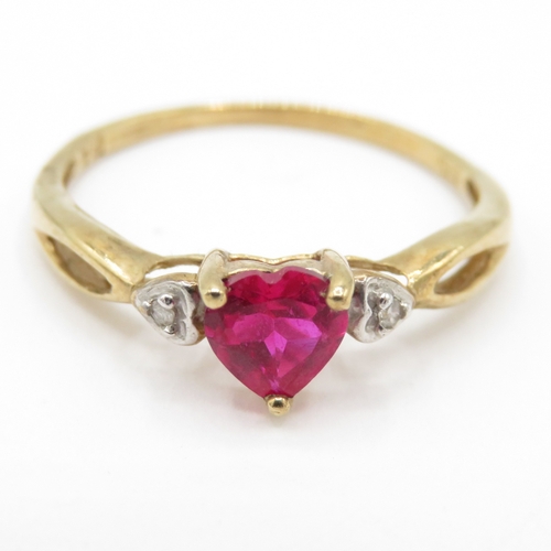 53 - 9ct Gold Synthetic Ruby and Diamond Heart Ring (1.1g) Size N 1/2