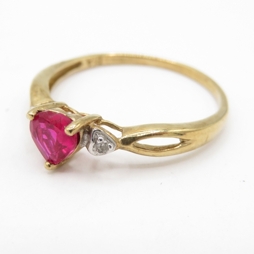 53 - 9ct Gold Synthetic Ruby and Diamond Heart Ring (1.1g) Size N 1/2