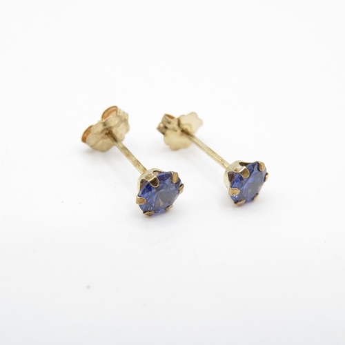 59 - 2 x 9ct Gold Tanzanite Stud Earrings (1.2g)