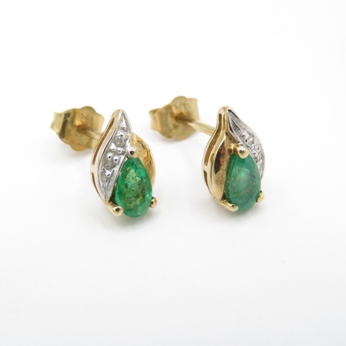 31 - 2 x 9ct Gold Emerald and Diamond Stud Earrings (1.5g)