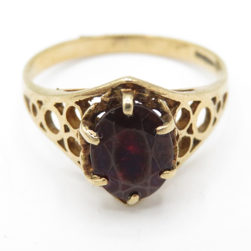 42 - 9ct Gold Garnet Solitaire Ring (1.9g) Size M
