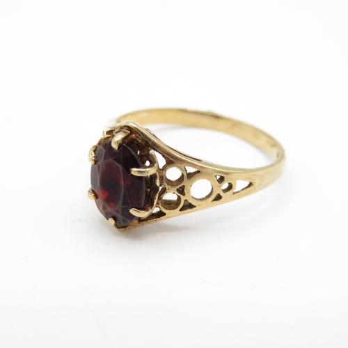 42 - 9ct Gold Garnet Solitaire Ring (1.9g) Size M