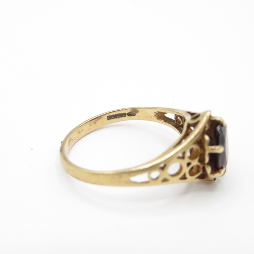 42 - 9ct Gold Garnet Solitaire Ring (1.9g) Size M