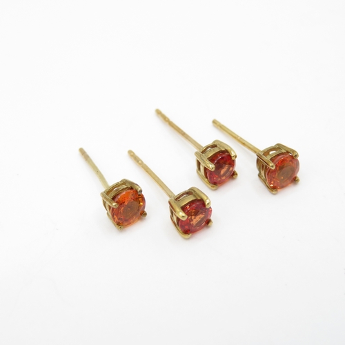 44 - 2 x 9ct Gold Orange Topaz Stud Earrings (1g)
