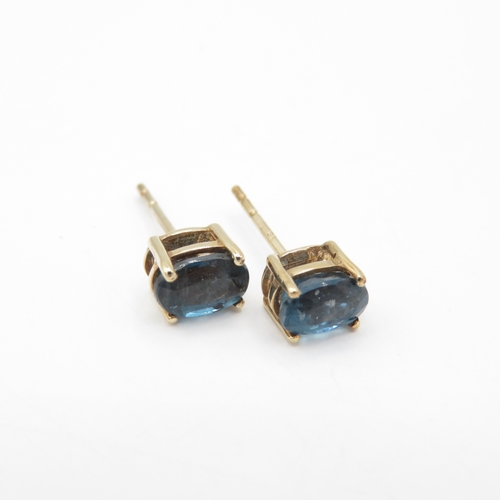 60 - 2 x 9ct Gold Topaz Stud Earrings (2g)