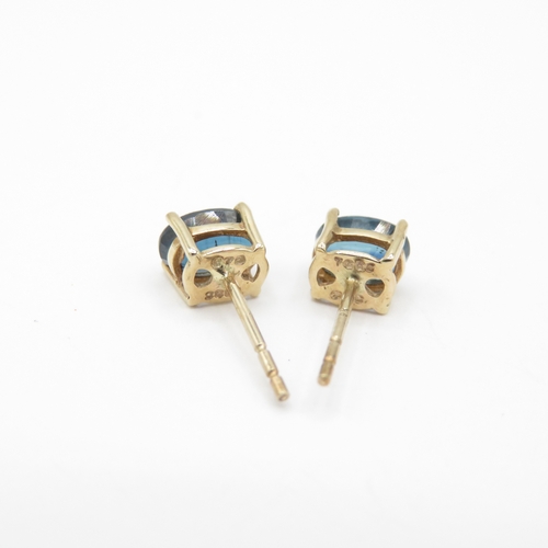 60 - 2 x 9ct Gold Topaz Stud Earrings (2g)