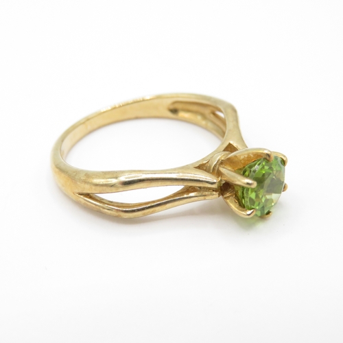 8 - 9ct Gold Peridot Solitaire Ring (3.2g) Size N 1/2