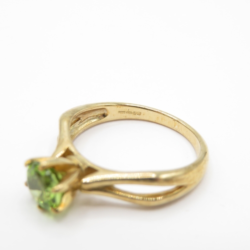 8 - 9ct Gold Peridot Solitaire Ring (3.2g) Size N 1/2