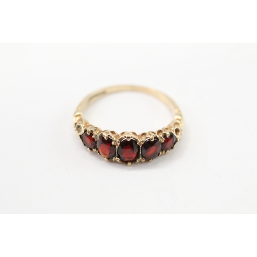 11 - 9ct gold garnet five-stone ring (2.8g) Size P