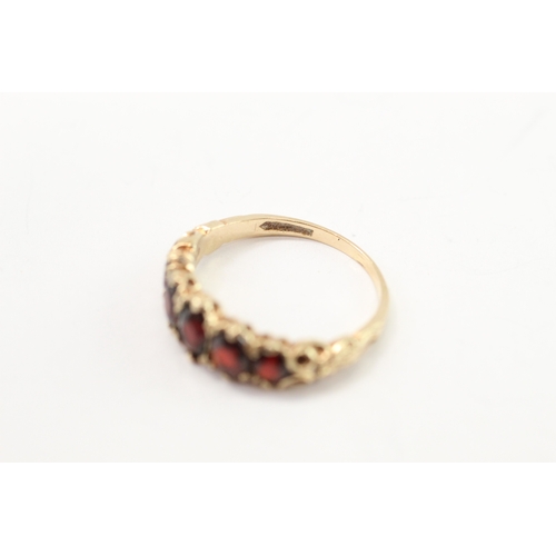 11 - 9ct gold garnet five-stone ring (2.8g) Size P