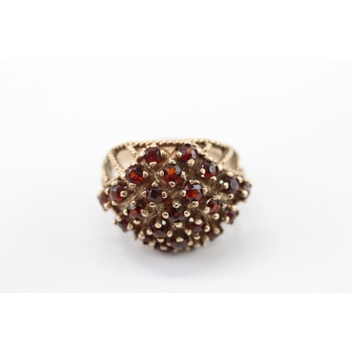 18 - 9ct gold garnet cluster cocktail ring (6.9g) Size O
