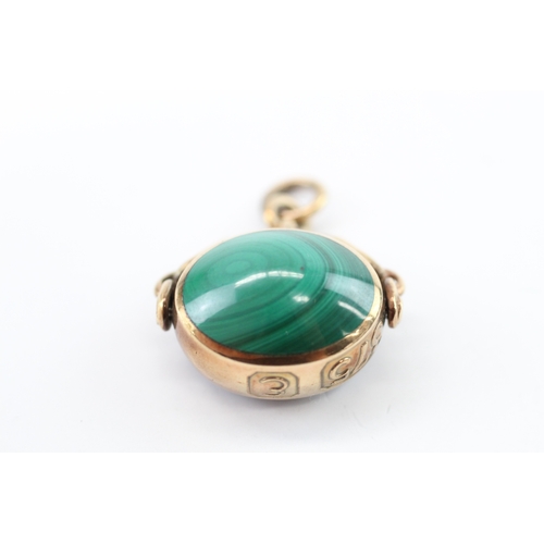 20 - 9ct gold malachite carnelian swivel fob (13g)
