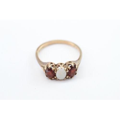 30 - 9ct gold vintage opal & garnet trilogy ring (2.4g) Size O