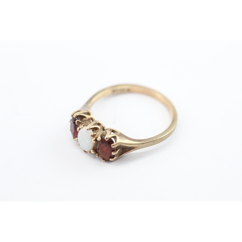 30 - 9ct gold vintage opal & garnet trilogy ring (2.4g) Size O