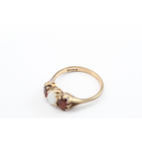 30 - 9ct gold vintage opal & garnet trilogy ring (2.4g) Size O