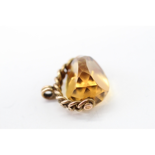 31 - 9ct gold citrine swivel fob (6.3g)