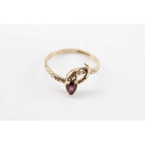 38 - 9ct gold vintage garnet snake ring (1.4g) Size K