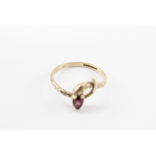38 - 9ct gold vintage garnet snake ring (1.4g) Size K