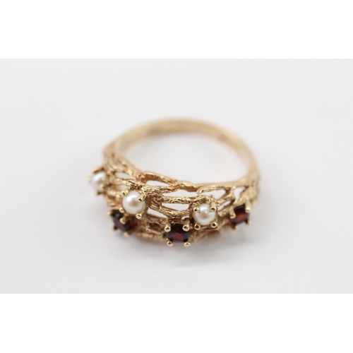 47 - 9ct gold garnet cultured pearl ring (3.6g) Size O