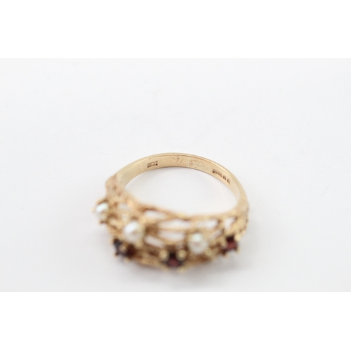 47 - 9ct gold garnet cultured pearl ring (3.6g) Size O