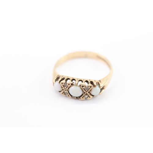 49 - 9ct gold vintage opal & diamond ring (2g) Size M