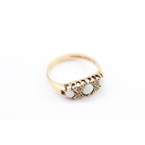 49 - 9ct gold vintage opal & diamond ring (2g) Size M
