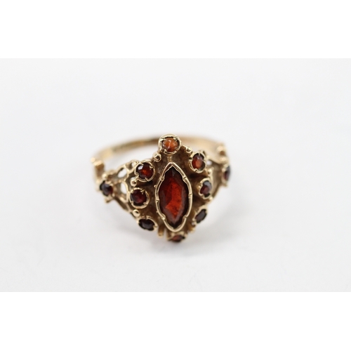 56 - 9ct gold garnet marquise cut cluster ring (3g) Size K