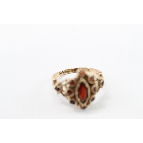 56 - 9ct gold garnet marquise cut cluster ring (3g) Size K