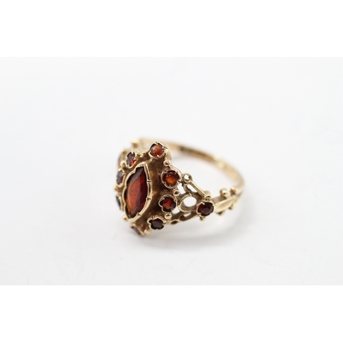 56 - 9ct gold garnet marquise cut cluster ring (3g) Size K