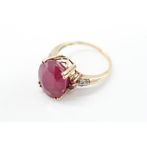 8 - 9ct gold glass filled ruby diamond cocktail ring (5.6g) Size R 1/2