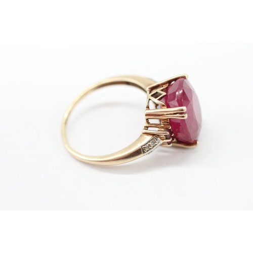 8 - 9ct gold glass filled ruby diamond cocktail ring (5.6g) Size R 1/2