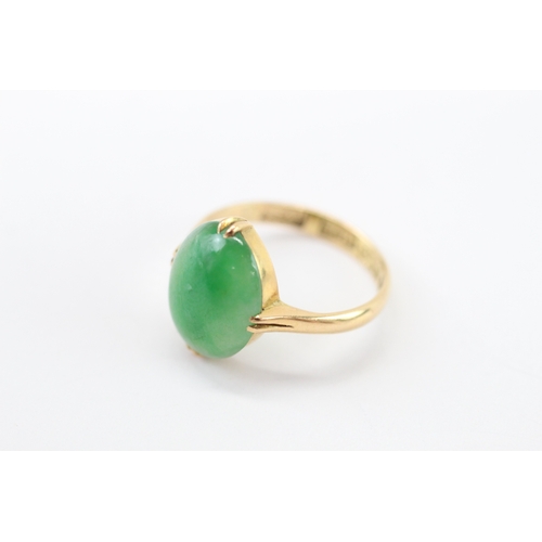 9 - 18ct gold jadeite dress ring (3.6g) Size K 1/2