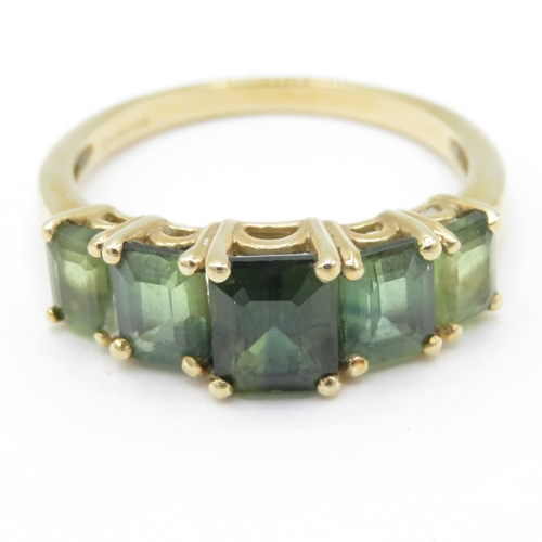 9ct gold green tourmaline five stone ring (2.7g) Size O