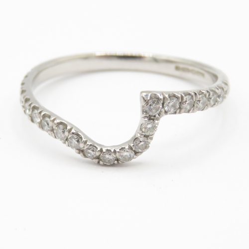 24 - 18ct white gold diamond wavy band ring (2g) Size P