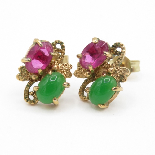 27 - 9ct gold vintage garnet and jade stone set stud earrings (1.57g)