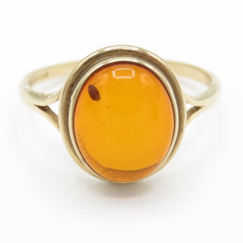 34 - 9ct gold amber cabochon solitaire ring (1.5g) Size L 1/2