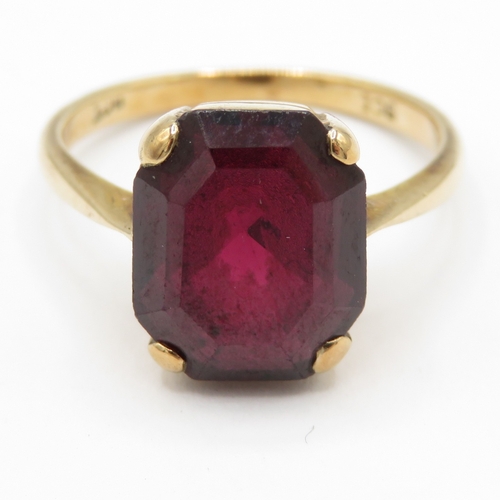 52 - 9ct gold garnet solitaire ring (3.1g) Size L 1/2
