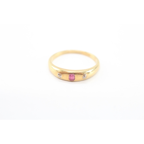 17 - 15ct gold antique ruby diamond flush set ring (3.1g) Size O