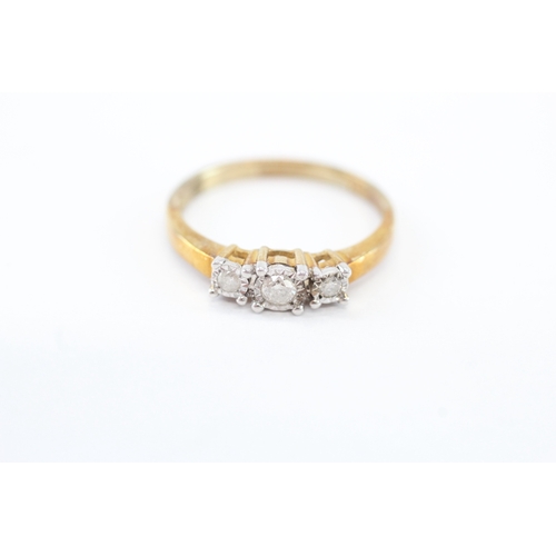 19 - 9ct gold diamond three stone ring (2.4g) Size P