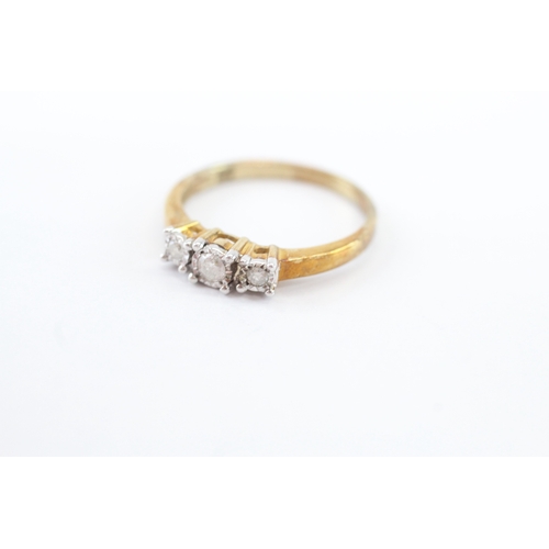 19 - 9ct gold diamond three stone ring (2.4g) Size P