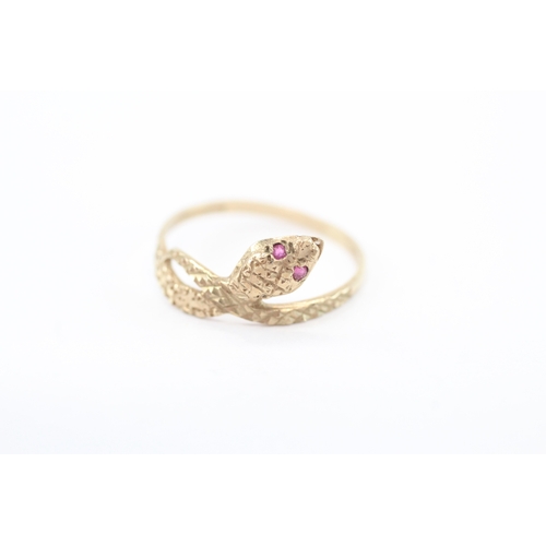 20 - 9ct gold ruby eye snake ring (1.1g) Size O