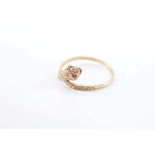 20 - 9ct gold ruby eye snake ring (1.1g) Size O