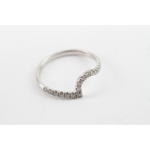 24 - 18ct white gold diamond wavy band ring (2g) Size P
