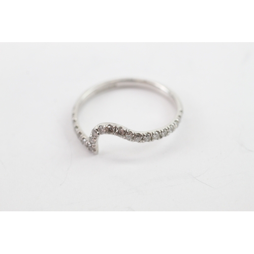 24 - 18ct white gold diamond wavy band ring (2g) Size P